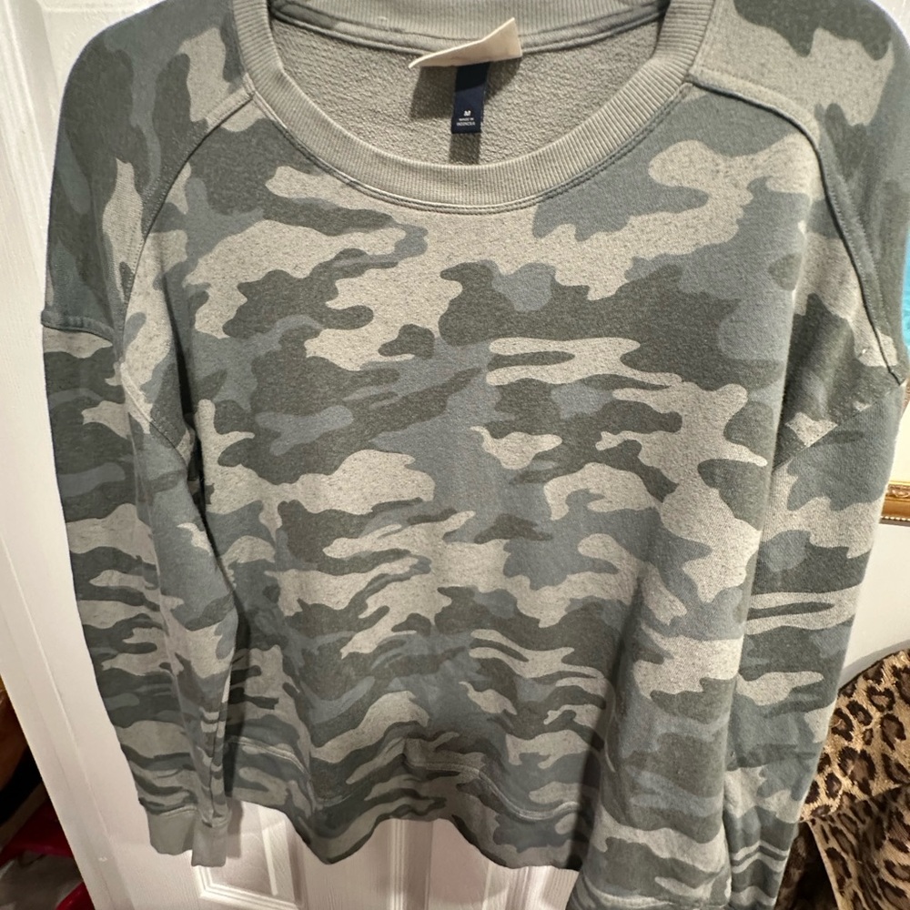 Universal Thread Green and Gray Camouflage Crewneck Sweater